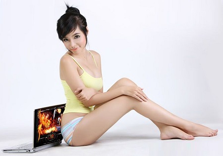 Elly trần tạo dáng bên laptop